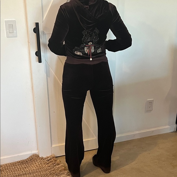 GUCCI-Women's Velvet Tracksuit in Dark Brown with Rhinestone Bears. - Picture 12 of 16